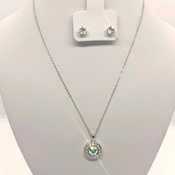 18K♠️+ Swarovski® Aurora Borealis HALO Necklace - Picture 4 of 5